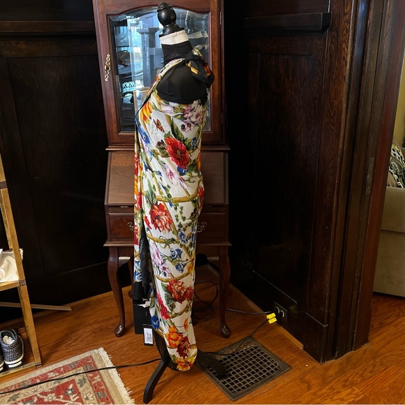 Dolce & Gabbana NWT Modal & Cashmere Blend Floral Lattice Fringed 52”x 77” Wrap. - Picture 4 of 16